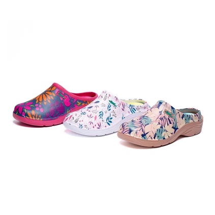 Women's crocs freesail on sale seasonal graphic clog