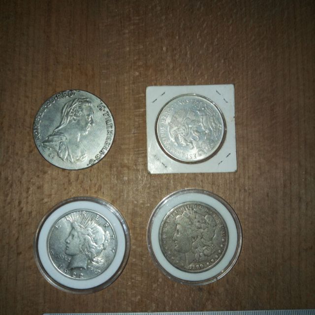 早期的銀幣四枚一組，含奧地利大奶媽一枚，墨西哥鷹洋一枚，美國摩根一