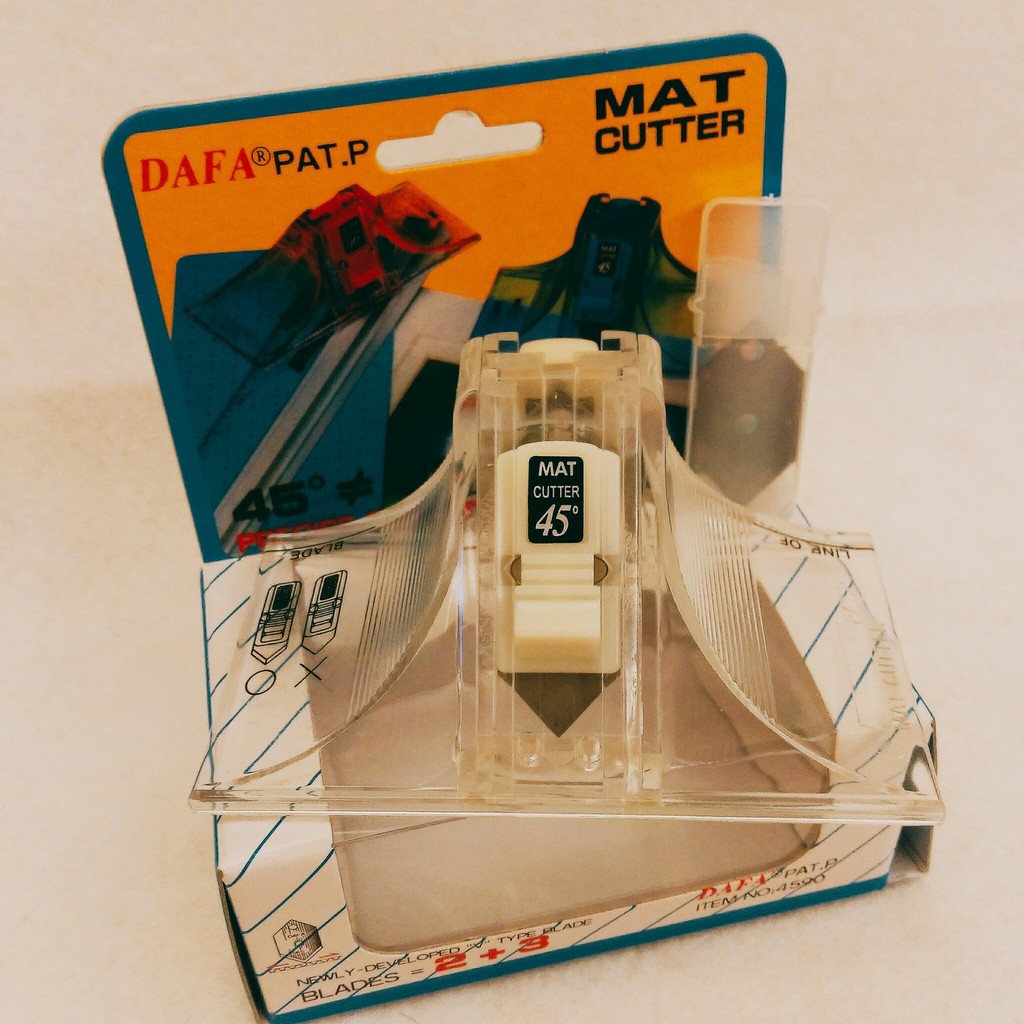 『勾勾。文具雜貨店』特色文具/DAFA MAT CUTTER超實用斜角切割器 斜口刀 45度/90度 | 蝦皮購物