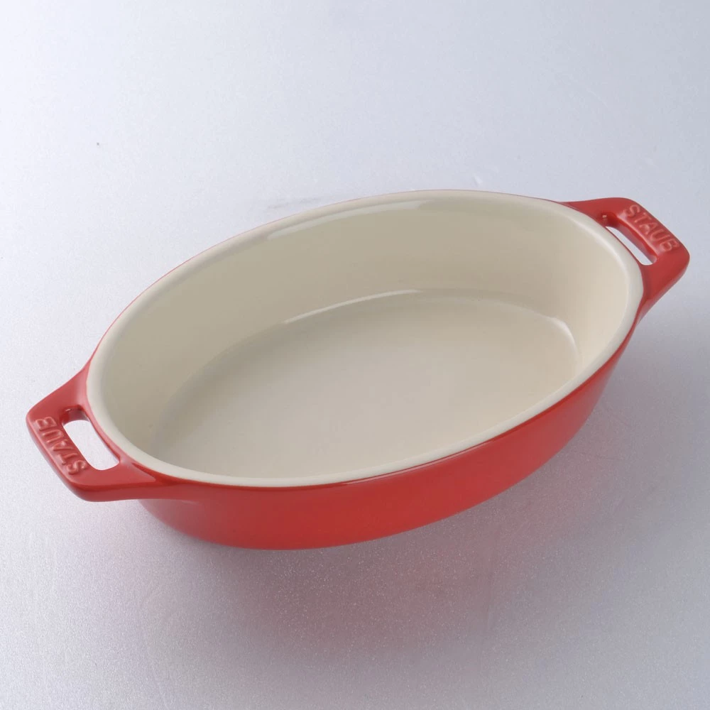 圓潤優雅的餐桌藝術！STAUB 橢圓形陶瓷烤盤推薦：高溫耐用琺瑯釉彩，大容量雙耳設計，魚類與長形食材的完美料理器皿