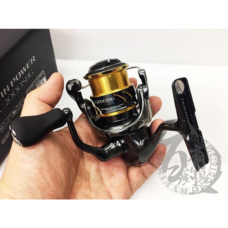 ◎百有釣具◎SHIMANO 20 TWIN POWER 捲線器C2000S~C5000XG~日本