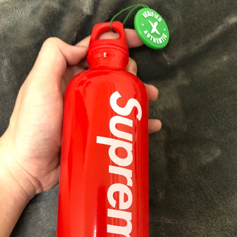 Supreme ®/SIGG Traveller 0.6L Water Bottle 水瓶| 蝦皮購物