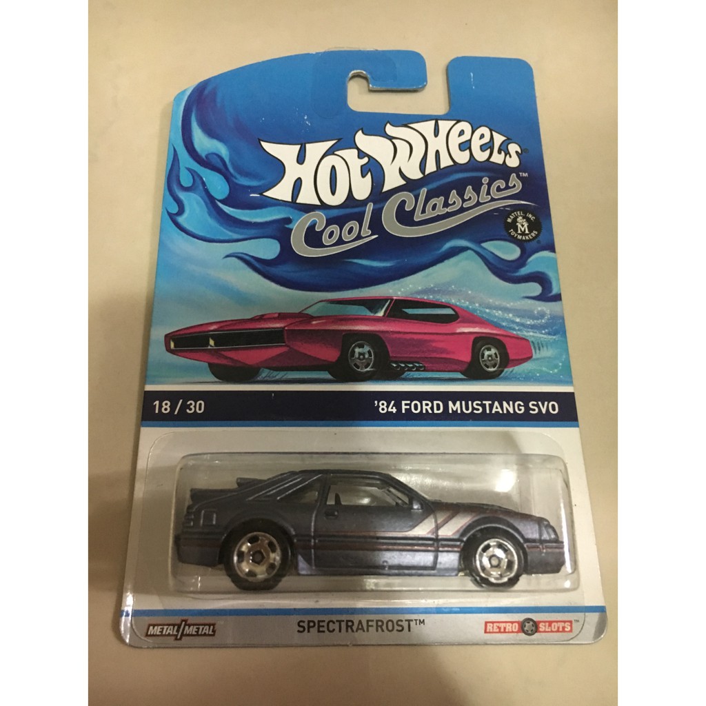Hot Wheels ’84 Ford Mustang SVO – Modello In Scala 1:64, Rosso Cofano Nero, Serie Then And Now 2024, HTC66, Licenza Ford
