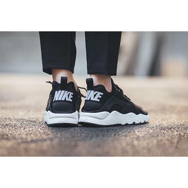 NIKE WMNS AIR HUARACHE RUN ULTRA PRM burgundy