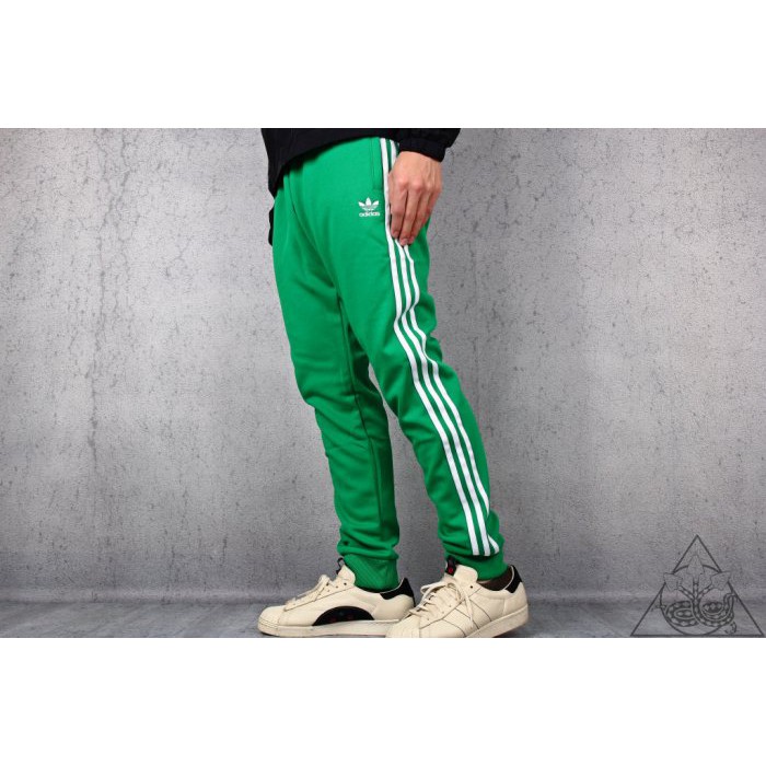 Adidas originals adicolor superstar 2024 joggers in green cw1278