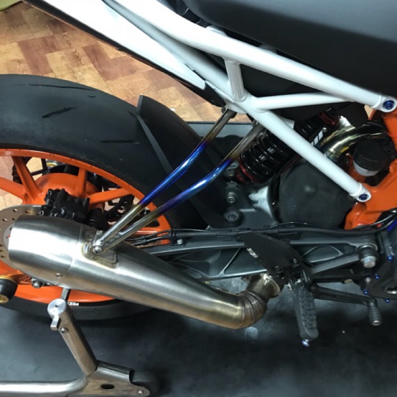 YR FACTORY DUKE 390 DUKE250 DUKE125 鈦排氣吊架 | 蝦皮購物