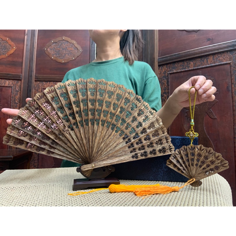 Amazon｜本物！良品 天然 ベトナム産 白檀 沈香 両面透かし 扇