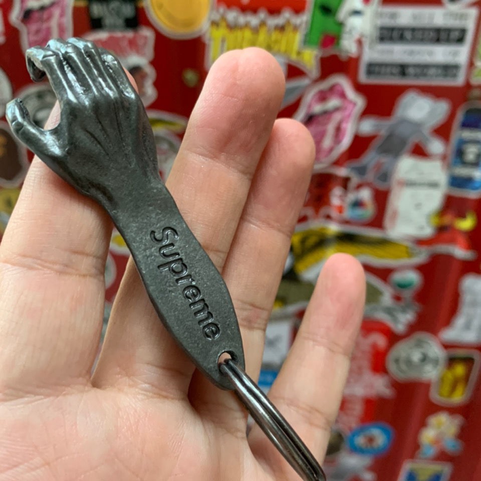 Supreme 16fw Hand Bottle Opener Keychain 手臂鑰匙扣創意掛件