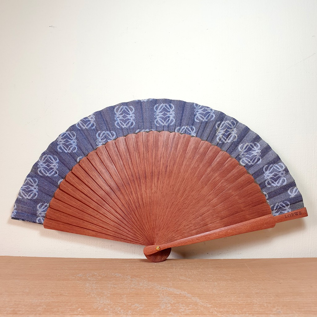 LOEWE 經典LOGO 木柄扇子♥ 正品♥ 現貨♥ | 蝦皮購物 