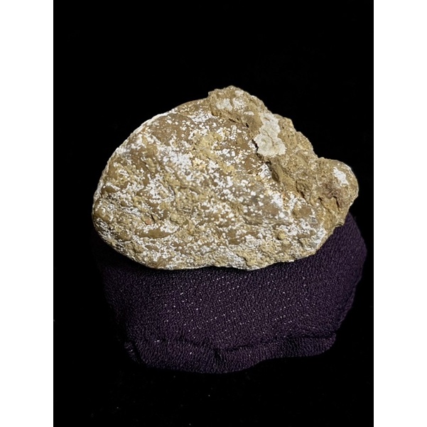 北投石原礦整顆結晶-57g 附墊子（隨機出貨）