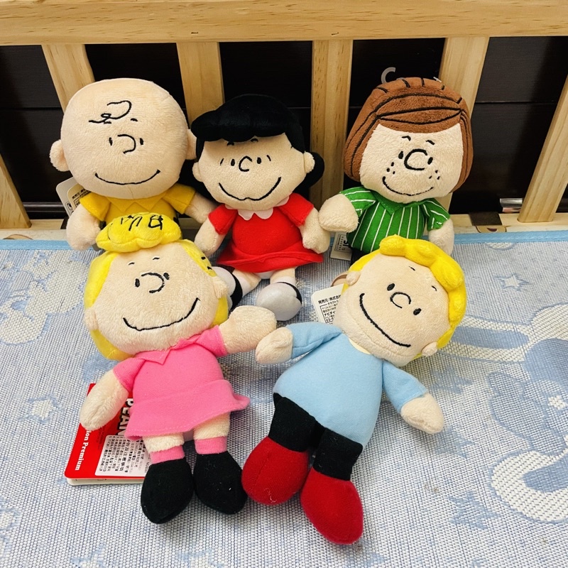 現貨 PEANUTS 史努比 SNOOPY 家族成員 娃娃 玩偶 露西 奈勒斯 查理 莎莉 謝勒德 佩蒂 | 蝦皮購物