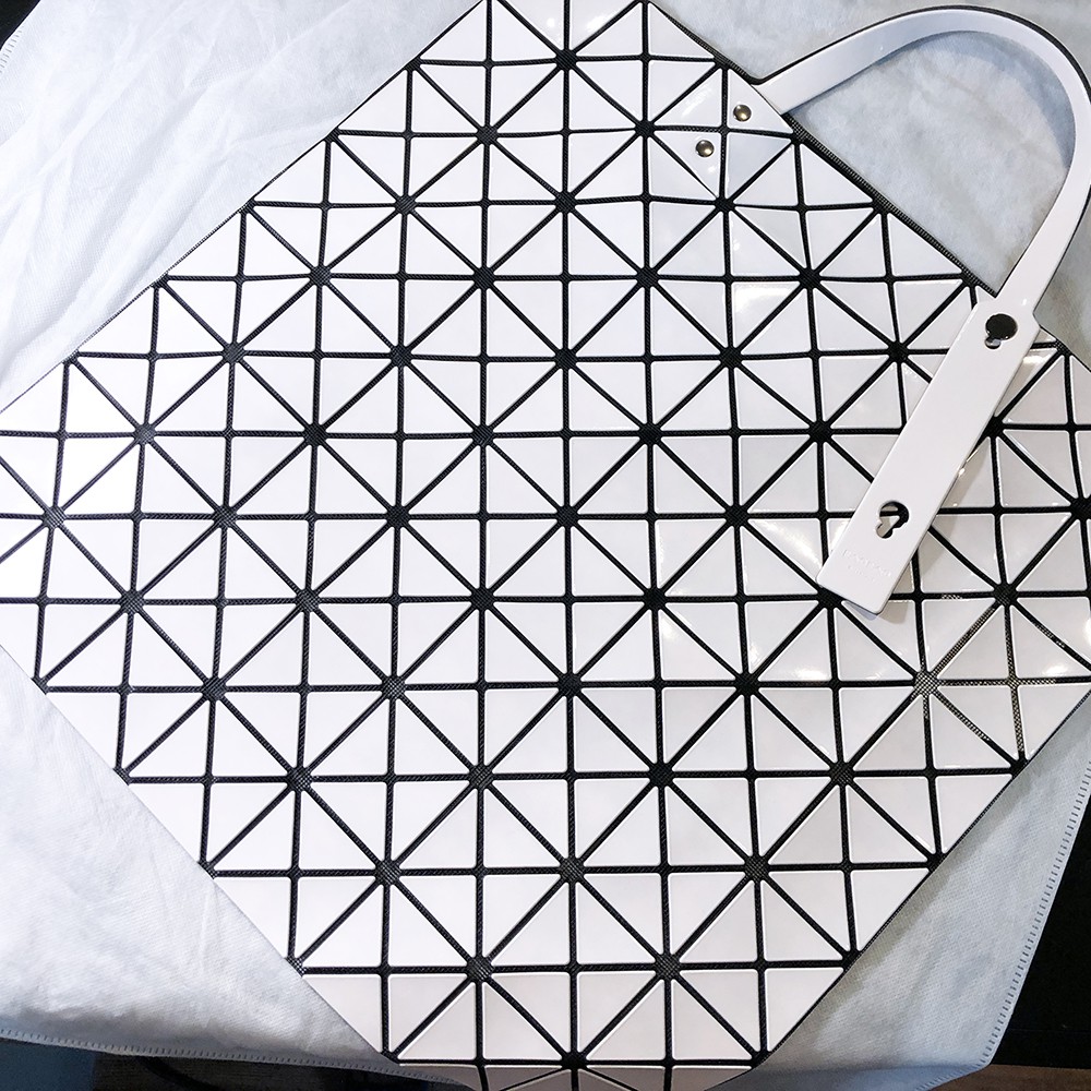 日本專櫃真品庫存福利品出清！ BAO BAO ISSEY MIYAKE 三宅一生．8*8．實用大款．手提包．白色