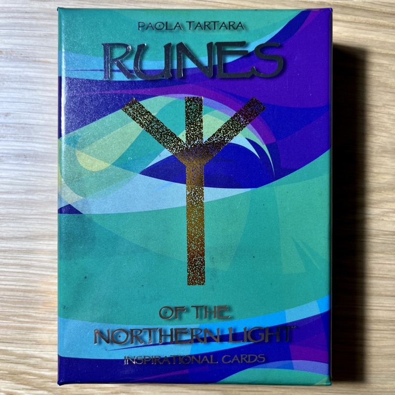 二手｜北方聖光盧恩卡燙金燙銀版 runes of the northern light （內附中文等多國語言說明） | 蝦皮購物