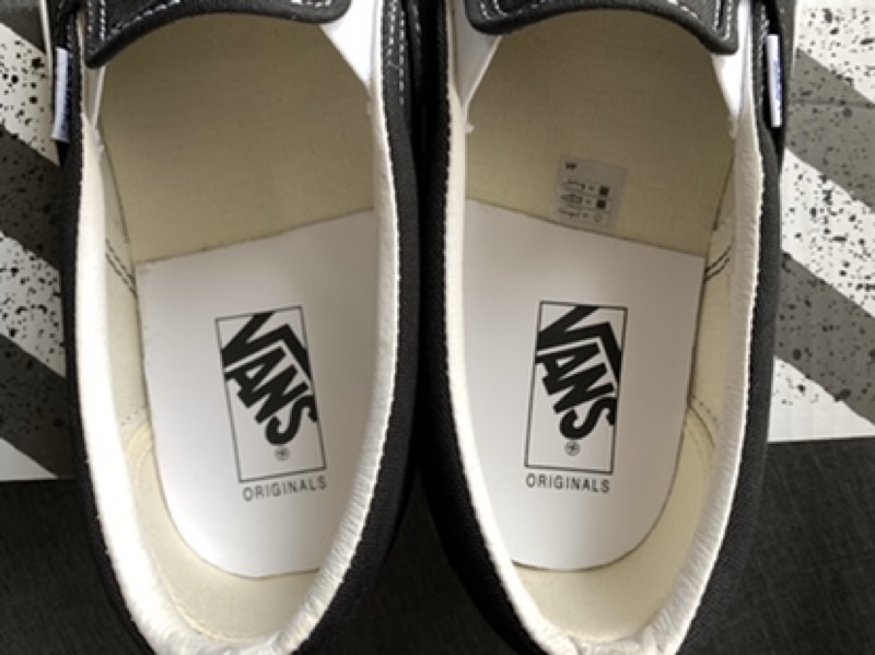 Brand New Vans Spirit Pom Beanine Black/ Marshmallow 海外 即決-