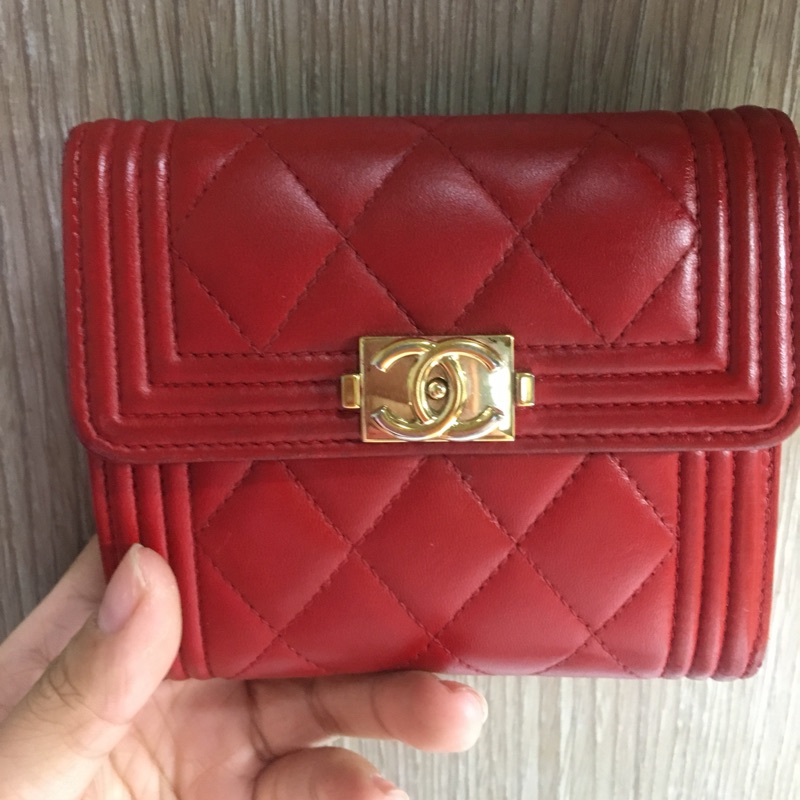 Chanel le 2025 boy red