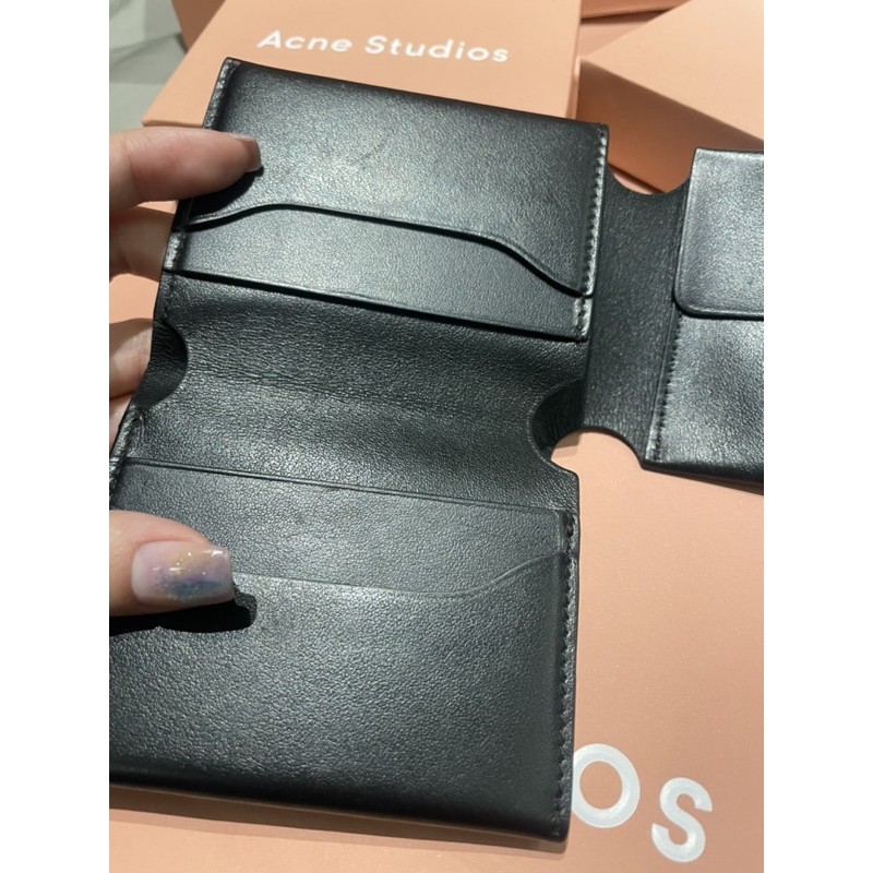 Acne Studios 皮夾卡夾卡包Trifold card wallet black | 蝦皮購物