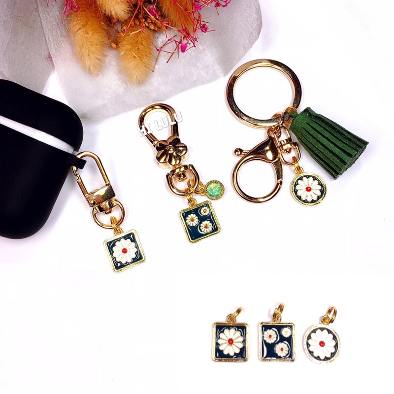 吊飾 台灣現貨免運 小雛菊吊飾 吊墜掛件diy飾品 掛件 掛飾 花朵 金屬吊飾 花朵吊飾 | 蝦皮購物