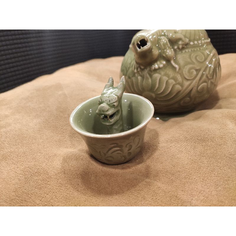 耀州窯青釉刻纏枝寶相花紋提梁倒流壺宋青瓷刻花全手工雕刻龍頭