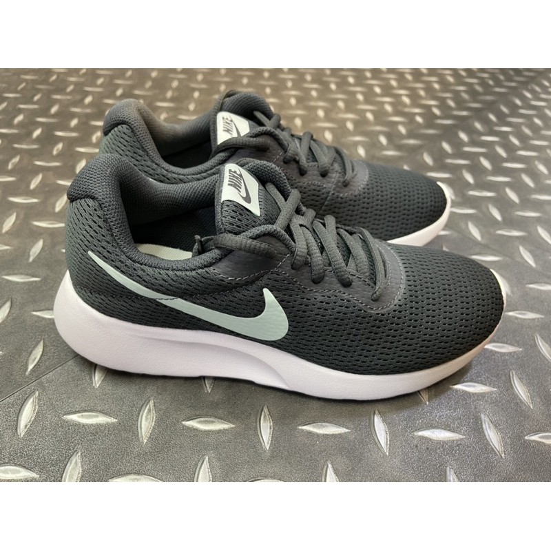 Nike on sale tanjun igloo