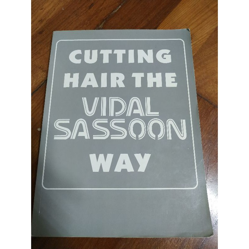 CUTTING HAIR THE VIDAL SASSOON WAY - 洋書