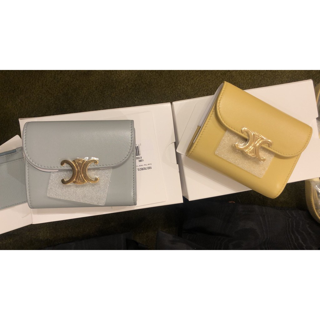 Small double wallet - Shiny grained calfskin, enamel & gold-tone metal,  white — Fashion