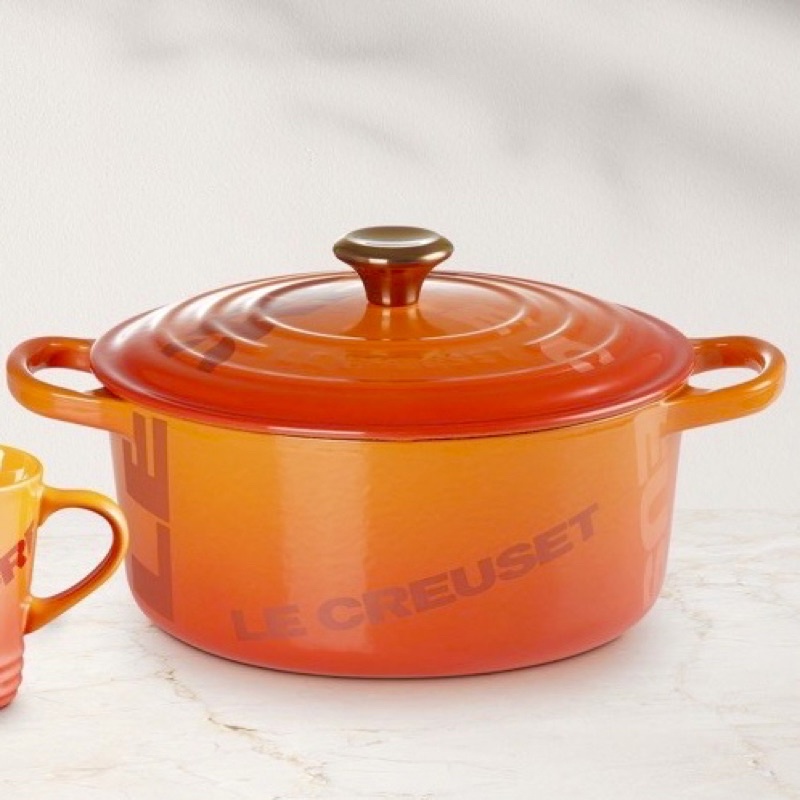 Le Creuset 🇫🇷95週年紀念款 Big Logo 典藏鑄鐵鍋 火燄橘 22cm (內黑/大字/銅頭)