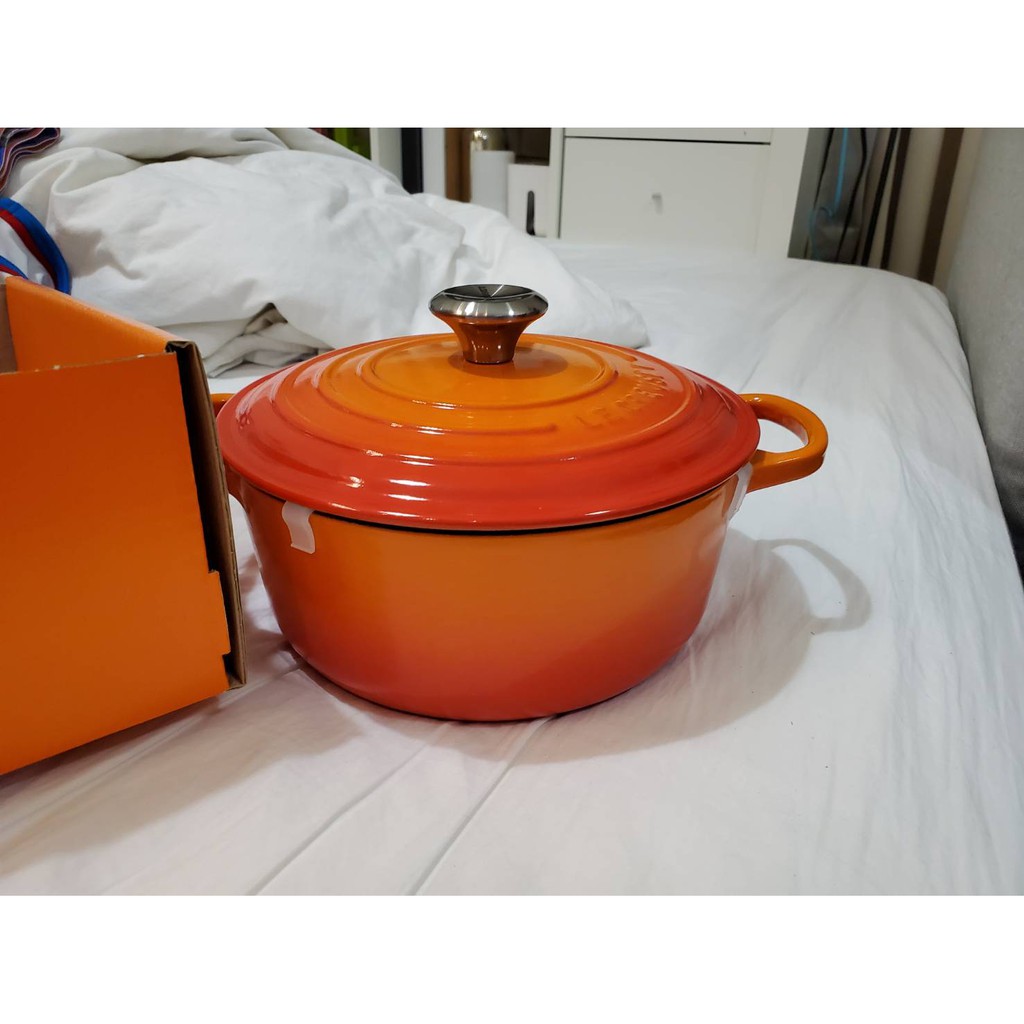 LE CREUSET 琺瑯鑄鐵典藏圓鍋20cm-鋼頭(火焰橘) (全新) | 蝦皮購物