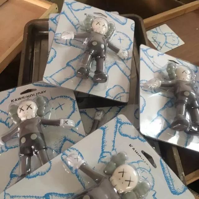 kaws holiday韓國亞洲限定漂浮水上夏天泳池浮水玩偶公仔兒童玩具| 蝦皮購物