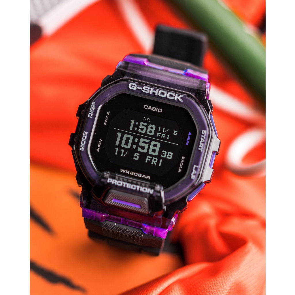 金台鐘錶】CASIO卡西歐G-SHOCK 藍牙連結智慧型手機計步運動錶(黑x紫