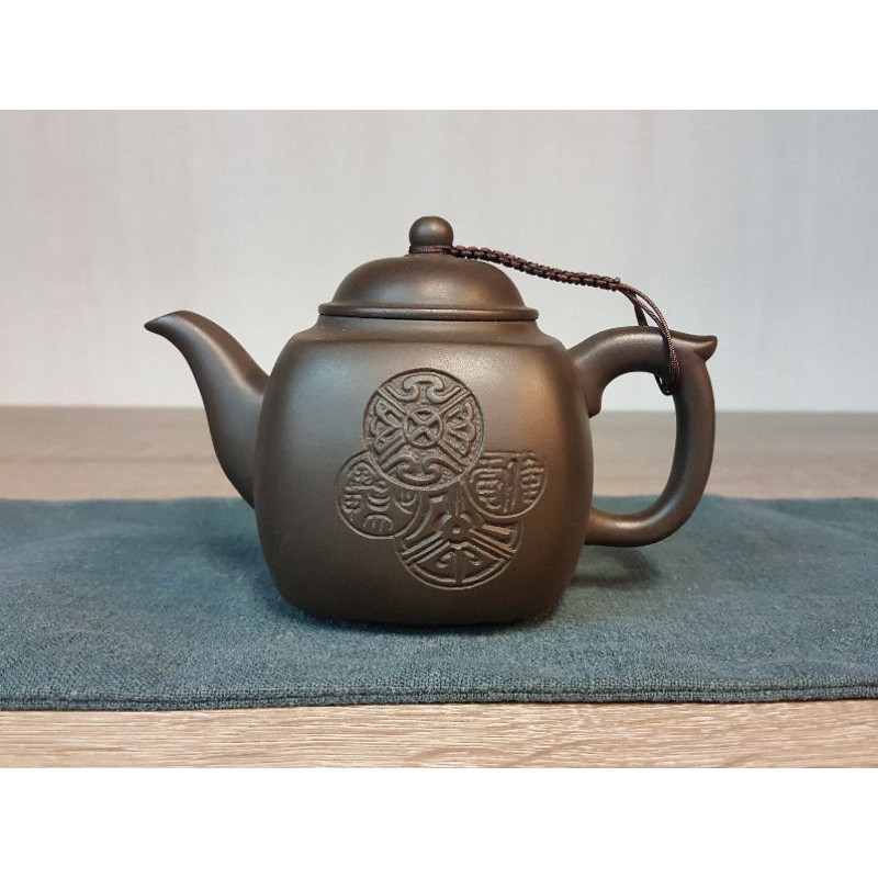 滿月圓 漢方古錢壺 漢方壺 古錢壺 240ml 錢紋壺 台灣壺 茶壺 泡茶壺.黑鐵砂壺 現貨特價 | 蝦皮購物