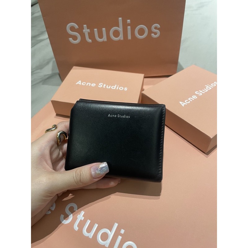 Acne Studios 皮夾卡夾卡包Trifold card wallet black | 蝦皮購物