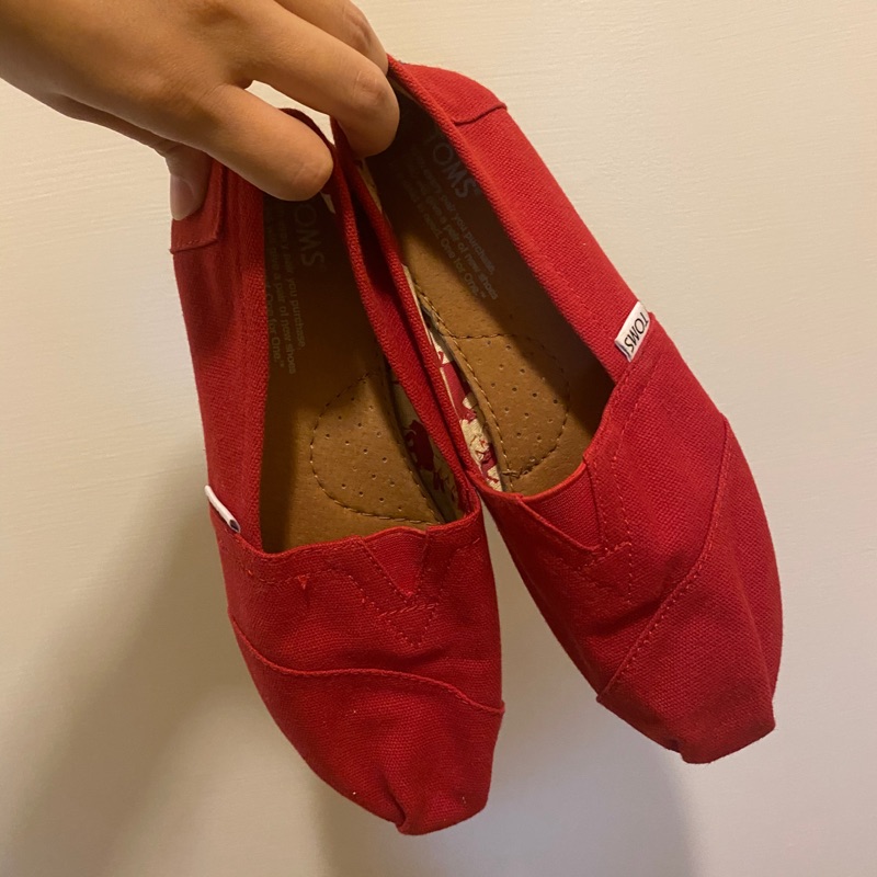 Toms hot sale shoes red