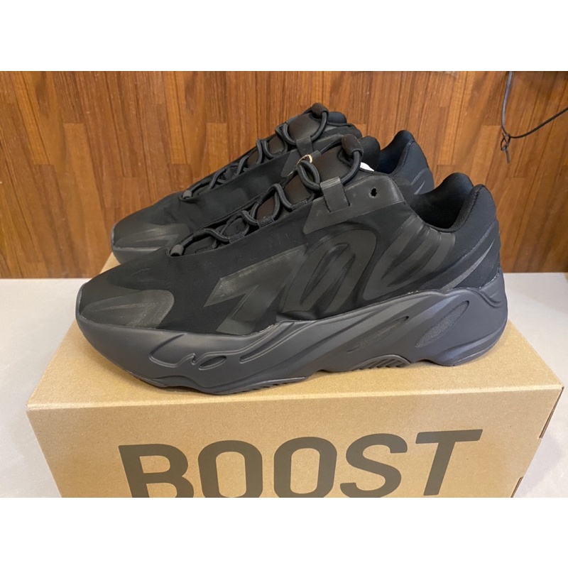 Triple black sale yeezy 700 v2