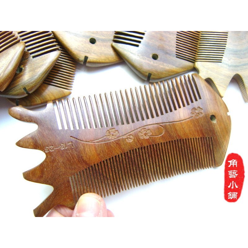 【角藝健康小舖】精品綠檀木大篦梳 去屑.清潔梳篦 魚型木梳 整木 雙面雕刻 實用款 W57 淡香~~ | 蝦皮購物
