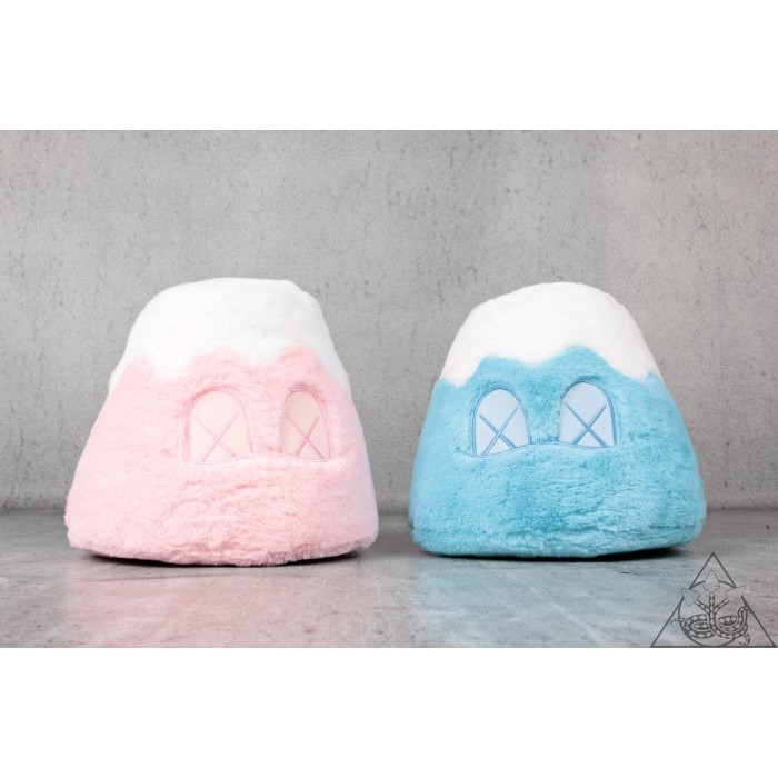 HYDRA】Kaws Holiday Japan 8 Mount Fuji Plush 富士山公仔 HYDRA】Kaws Holiday Japan 8 Mount Fuji Plush 富士山公仔