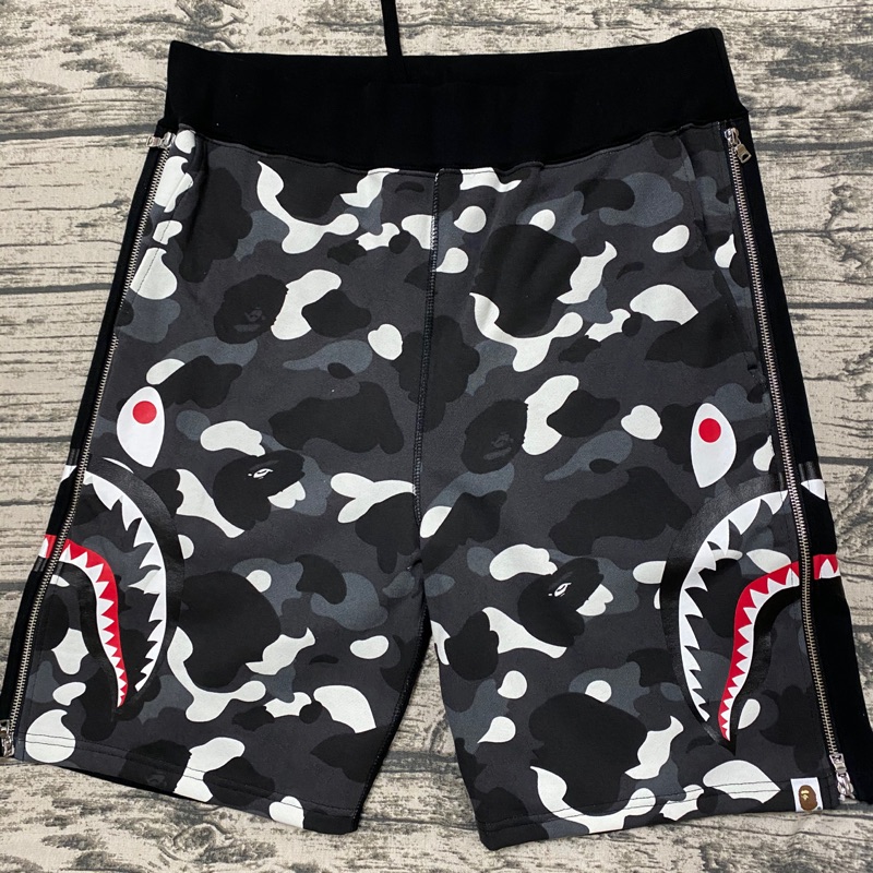 售全新Bape City Camo Shark Shorts 雙拉鍊夜光迷彩短褲| 蝦皮購物