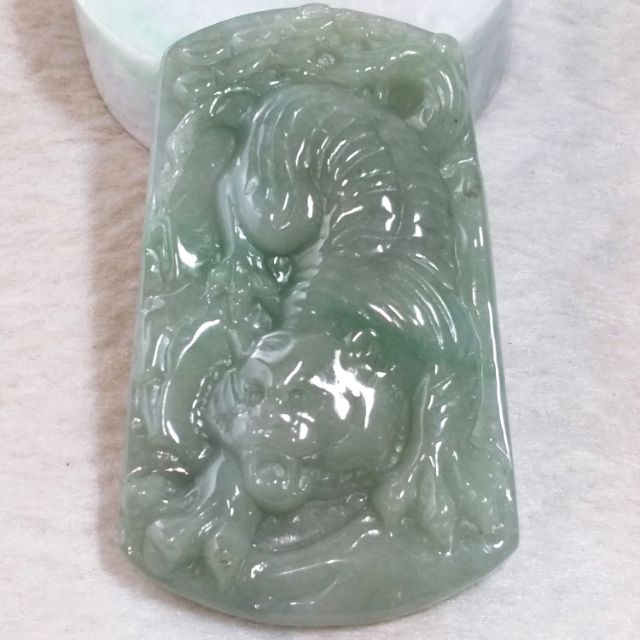 天然翡翠 本翡翠 虎彫刻 下山虎 ペンダント 紐付き （????學成歸來 
