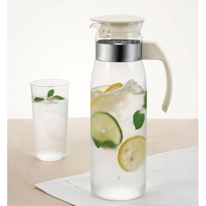 冰箱門邊的優雅風景！HARIO 1400ml 薄型便利冷水壺：耐熱玻璃與極簡美學的完美結合