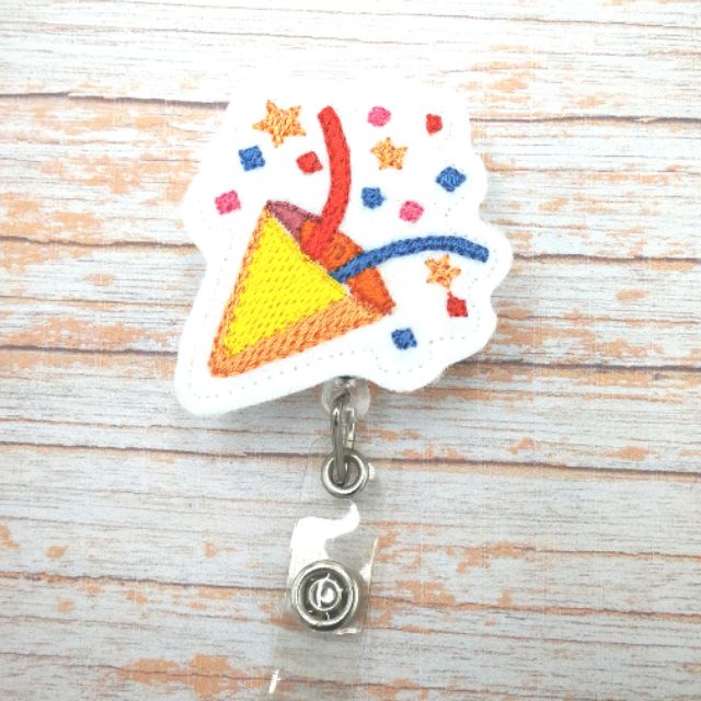 刺繡歡樂拉炮伸縮夾 夾式 悠遊票卡夾、護理師識別證夾/紀念品/生日/交換禮物/繡花刺繡工作室 | 蝦皮購物