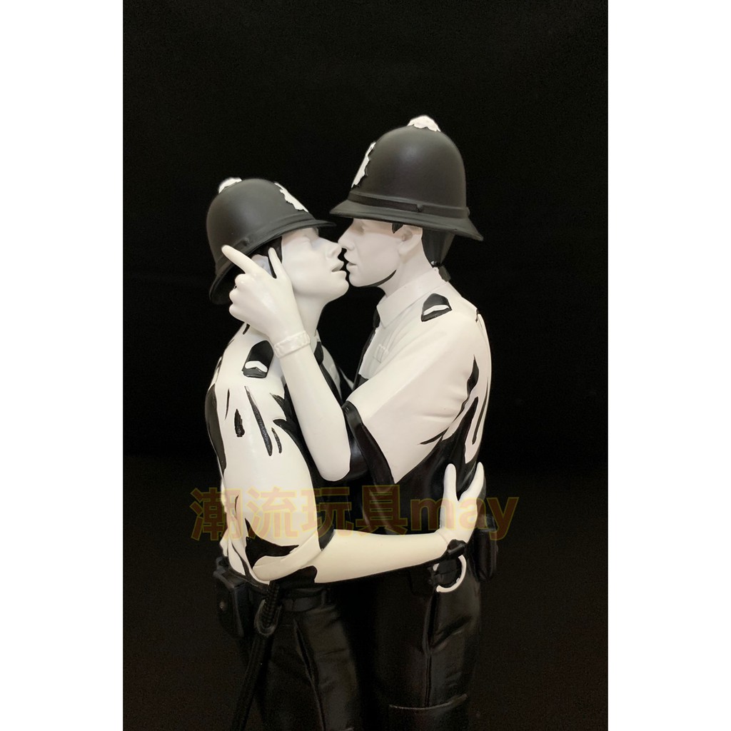 【保證正版】Banksy 親吻警察 愛與和平 Mighty Jaxx Kissing Coppers 尺寸10吋