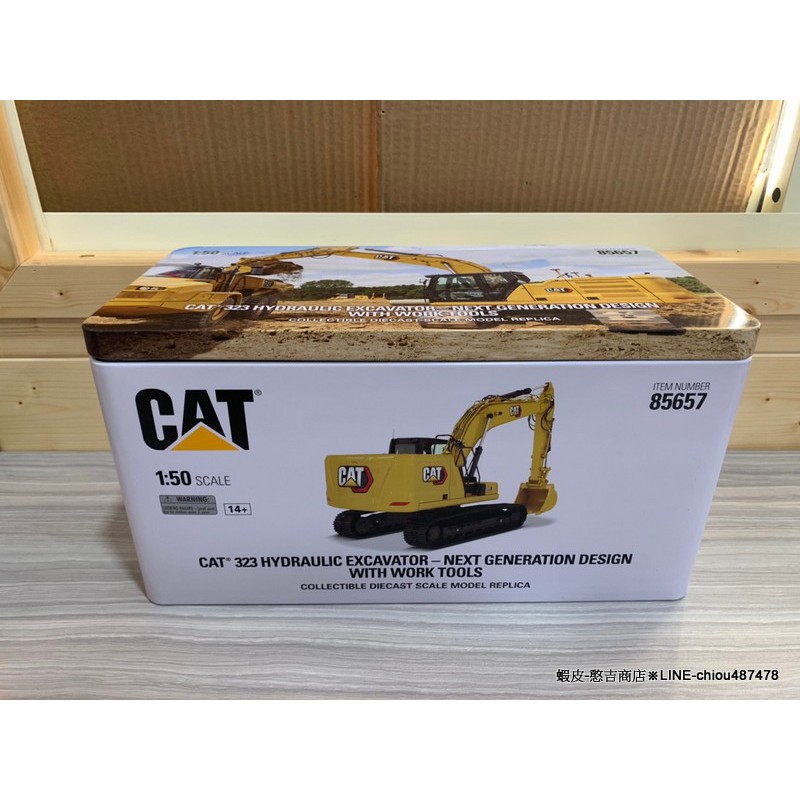 《憨吉商店》DM•CAT•323Hydraulic•挖掘機•附4配件•工程模型1:50•鐵盒系列•85657• | 蝦皮購物