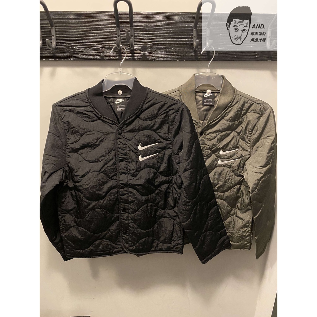 AND.】NIKE SPORTSWEAR SWOOSH 休閒棒球夾克外套男黑/綠DM1247