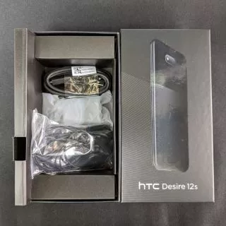**全新原廠盒裝配件** HTC Desire 12s  *含充電頭.充電線.耳機*
不含手機