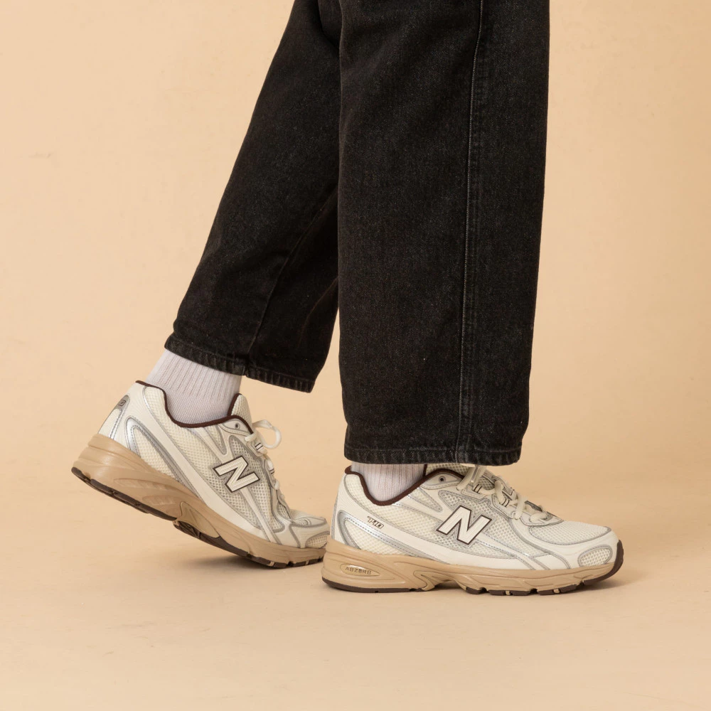 溫柔奶茶系天花板！New Balance U7401Q2 杏棕復古跑鞋實測推薦：Y2K復古感與 ABZORB 緩震科技的完美交織
