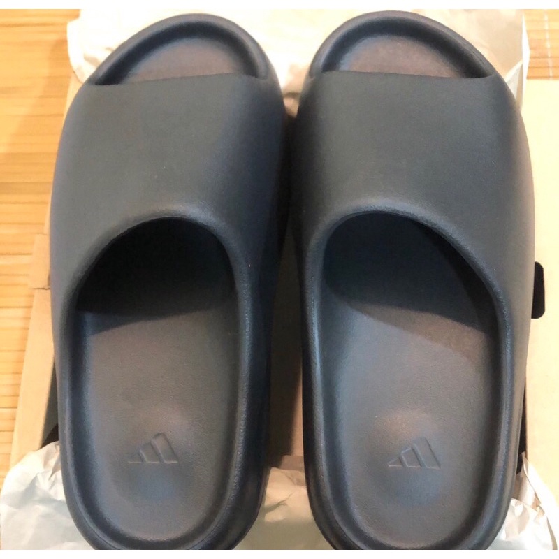 全新Adidas Yeezy Slide Onyx 黑8 42 26.5 日本購入已驗過| 蝦皮購物