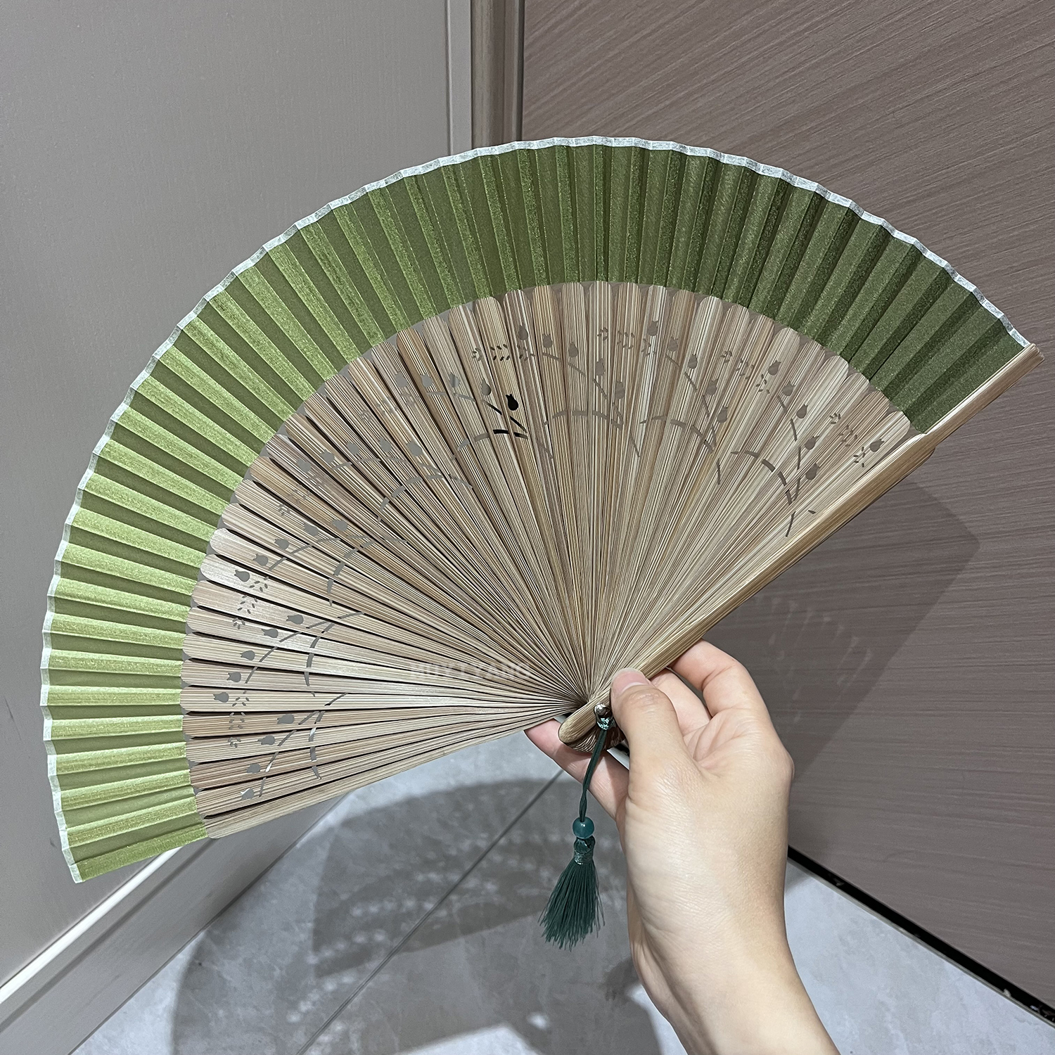 MUYIYANG 扇子 古風扇子 6.6寸漸變綠色絲綢竹扇 古典古著漢服旗袍跳舞禮品扇 | 蝦皮購物