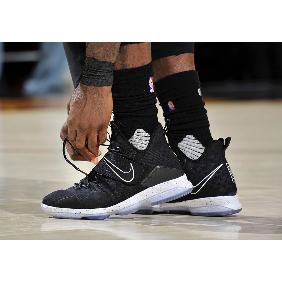 Nike lebron 14 lbj14 籃球鞋921084 002 黑白騎士總冠軍| 蝦皮購物 Nike lebron 14 lbj14 籃球鞋921084 002 黑白騎士總冠軍| 蝦皮購物