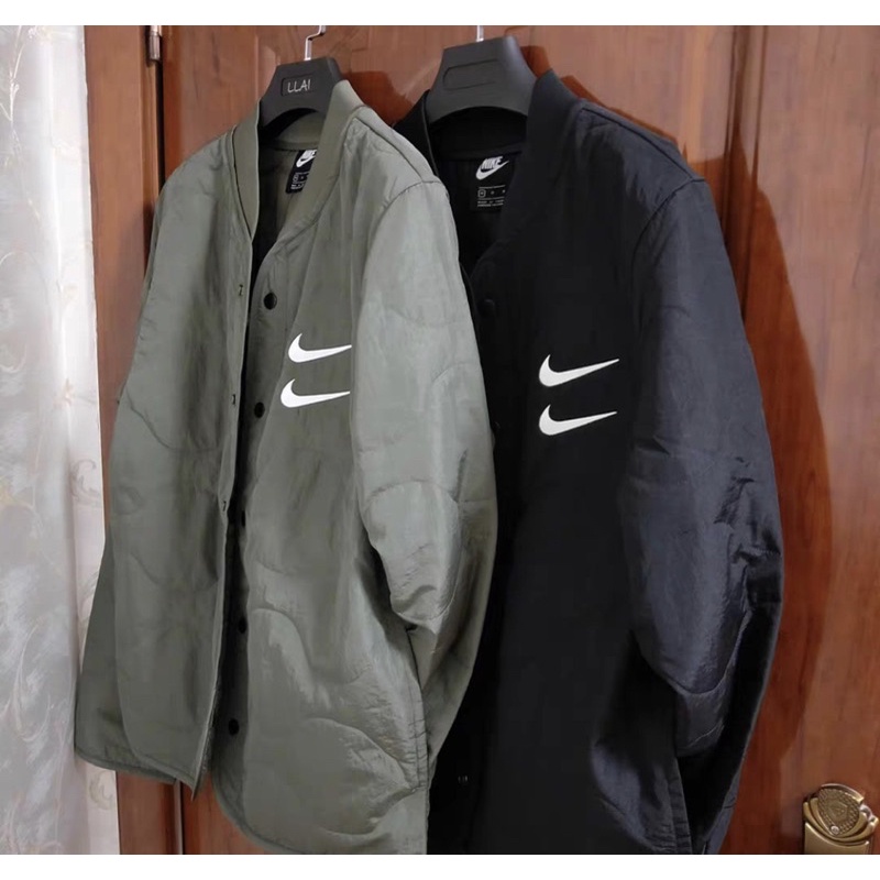 花田黑XL現貨NIKE NSW SWOOSH 黑軍綠雙勾刺繡菱格紋棒球外套