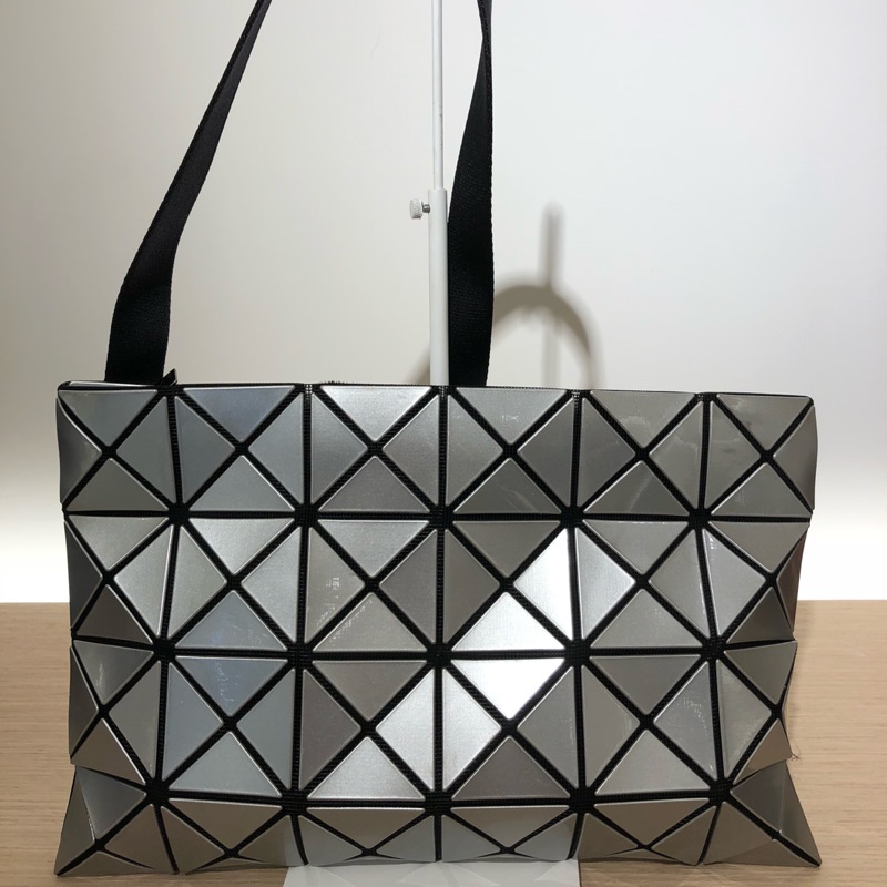 三宅一生BAO BAO ISSEY MIYAKE 4*6 銀色基本款斜背包狀況5成新中性款式