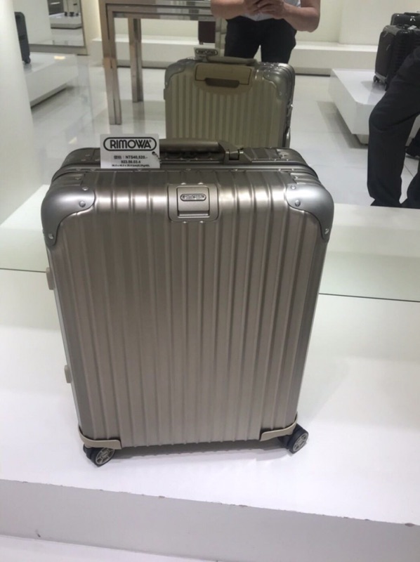 全新Rimowa Topas Titanium 歐規四輪登機箱(鈦金) | 蝦皮購物